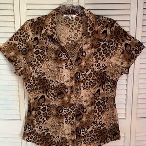 COMO Woman Leopard Print Button Up Blouse Lightly Pleated